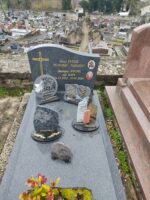 monument gris foncé avec stèle gravée en lettres dorées  et photos des défunts - O.Dufour