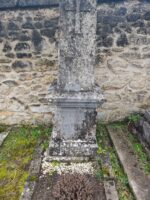 tombe entourage pierre avec grande stèle base carrée gravée - O.Dufour