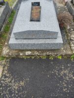 monument gris moucheté avec identification en façade - O.Dufour