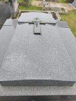 large monument gris avec pierre tombale centrale recouverte d'une croix - O.Dufour