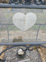 tombe gravillonnée avec plaque  d'identification en forme de coeur - O.Dufour