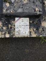 plaque Mort pour la France fixée en façade du monument - O.Dufour