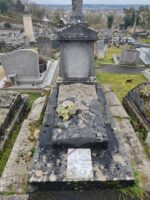monument ancien avec pierre tombale surélevée et stèle gravée - o.Dufour