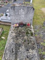 petite pierre tombale avec stèle ancienne - O.Dufour