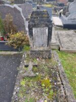 tombe entourage pierre avec stèle ancienne sur laquelle est fixée une plaque d'identification - O.Dufour