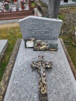 monument gris moucheté avec stèle gravée en lettre blanche - O.Dufour