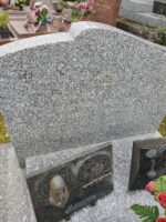 monument gris moucheté avec stèle gravée - O.Dufour