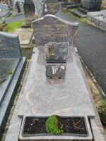 monument marbré gris et rose avec stèle gravée en lettres dorées - O.Dufour