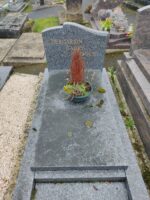 monument gris avec stèle gravée en lettres dorées - O.Dufour
