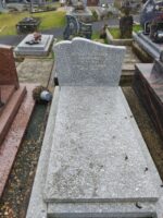 monument gris moucheté avec stèle gravée en lettres blanches - O.Dufour