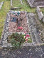 petite tombe entourage pierre et gravillons roses avec plaque d'identification fixée sur la bordure - O.Dufour
