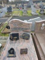 monument marbré rose et gris avec stèle gravée en lettres dorées - O.Dufour