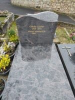 monument marbré gris avec stèle sur laquelle l'identification est gravée en lettres dorées - O.Dufour