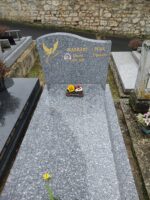 monument gris moucheté avec stèle gravée en lettres dorées avec photo du défunt et un oiseau doré à gauche - O.Dufour