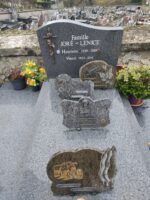 large monument gris foncé avec pierre tombale centrale et stèle gravée en lettres blanches - O.Dufour