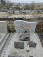 monument gris moucheté avec stèle gravée en lettres dorées - O.Dufour