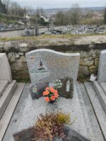 monument gris moucheté avec stèle sur laquelle figure l'image d'un village avec clocher à gauche de l'identification en lettres dorées - O.Dufour