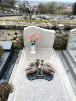 monument gris moucheté avec stèle gravée - O.Dufour