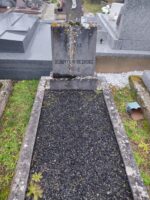 tombe entourage pierre et gravillons au centre avec stèle gravée - O.Dufour