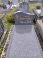 monument gris avec stèle gravée en lettres dorées à droite d'une croix dorée - O.Dufour