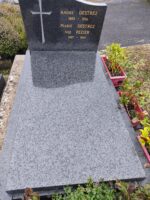 monument gris avec stèle gravée en lettres dorées à droite d'une croix grise - O.Dufour