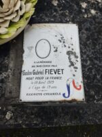 Détail de la plaque MPF fixée sur la pierre tombale - O.Dufour