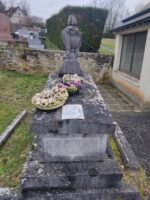 monument ancien surélevé avec grande stèle et plaque d'identification MPF sur la pierre tombale -O.Dufour