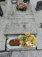 monument gris avec inscription sur la pierre tombale centrale et espace jardinière en façade -o.Dufour