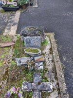 petite tombe entourage pierre. une plaque précise grands parents Lievaux - O.Dufour