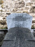 monument gris avec stèle gravée - O.Dufour