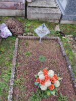 tombe entourée d'une bordurette avec une plaque d'identification plantée dans la terre - O.Dufour