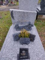 monument gris moucheté blanc avec stèle gravée en lettres dorées - O.Dufour