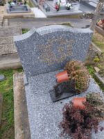 monument gris moucheté avec stèle gravée en lettres dorées - O.Dufour