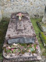 monument ancien couleur rosé avec plaque d'identification grise en façade et espace jardinière - O.Dufour