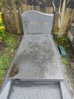 monument gris avec stèle sur laquelle figure une petite croix à gauche de l'identification familiale en lettres dorées - O.Dufour