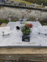 large monument gris moucheté avec pierre tombale centrale- à gauche plaque avec photo d'un soldat - O.Dufour