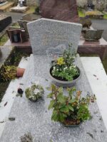monument gris moucheté avec stèle gravée en lettres dorées - O.Dufour
