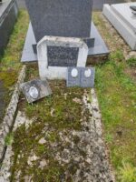 petite tombe avec petite stèle sur laquelle est fixée une plaque noire d'identification. Posée sur la tombe une plaque avec photo et identification d'un jeune garçon- O.Dufour