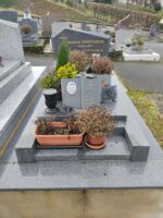 monument gris foncé avec stèle gravée en lettres dorées et une plaque avec photo et dates posée sur la pierre tombale - O.Dufour