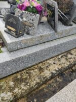 détail de l'inscription sur la côté droit de la pierre tombale - O.Dufour
