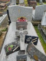 monument gris moucheté avec stèle gravée sous une petite croix dorée - O.Dufour