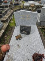monument gris claire moucheté avec stèle gravée en lettres dorées - o.Dufour