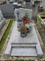 monument gris moucheté avec stèle gravée en lettres blanches à droite d'une croix - O.Dufour