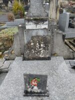 pierre tombale grise avec petite stèle sur laquelle est fixée une plaque d'identification blanche - O.Dufour