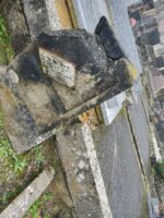 petite tombe en mauvais état, avec plaque sur une stèle et une autre en forme de coeur sur les débris de la sépulture - O.Dufour