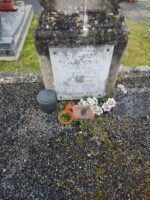 tombe gravillonnée avec stèle ancienne sur laquelle est fixée une plaque d'identification blanches - O.Dufour