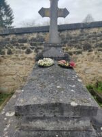 monument ancien en pierre surélevé avec petite stèle surmontée d'une grande croix en pierre - o.Dufour