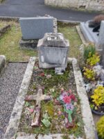 petite tombe entourage pierre avec petite stèle sur laquelle est fixée une plaque d'identification - O.Dufour