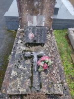 pierre tombale ancienne avec stèle en bas de laquelle est fixée une plaque d'identification. sur la sépulture une plaque avec photo - O.Dufour.