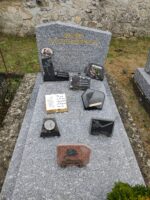 monument gris moucheté avec stèle sur laquelle figure une photo du couple défunt à côté de l'identification en lettres dorées - O.Dufour